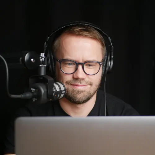 Mies puhuu mikrofoniin